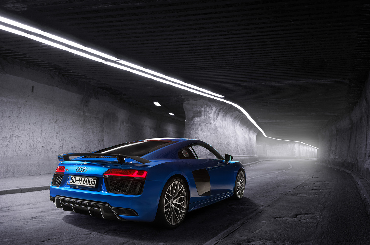 Audi R8 plus in tunnel